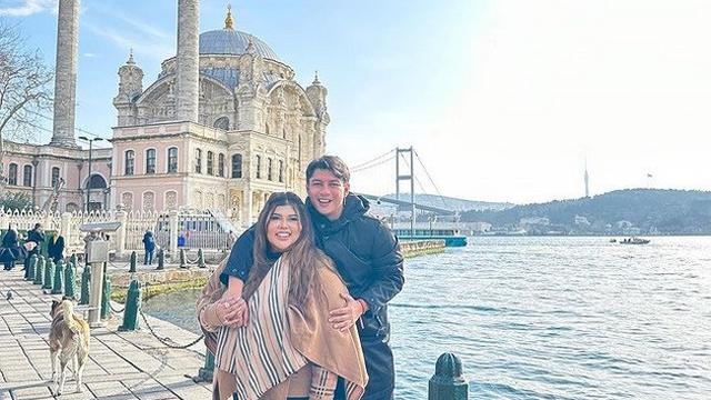 7 Potret Kebersamaan Shindy Samuel dan Suami