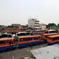 Kenaikan tarif angkutan umum tersebut berlaku bagi angkutan kota, KWK, Mikrolet, Metromini, Kopaja, dan bus besar seperti APTB, Jakarta, Senin (24/11/2014). (Liputan6.com/Faizal Fanani)