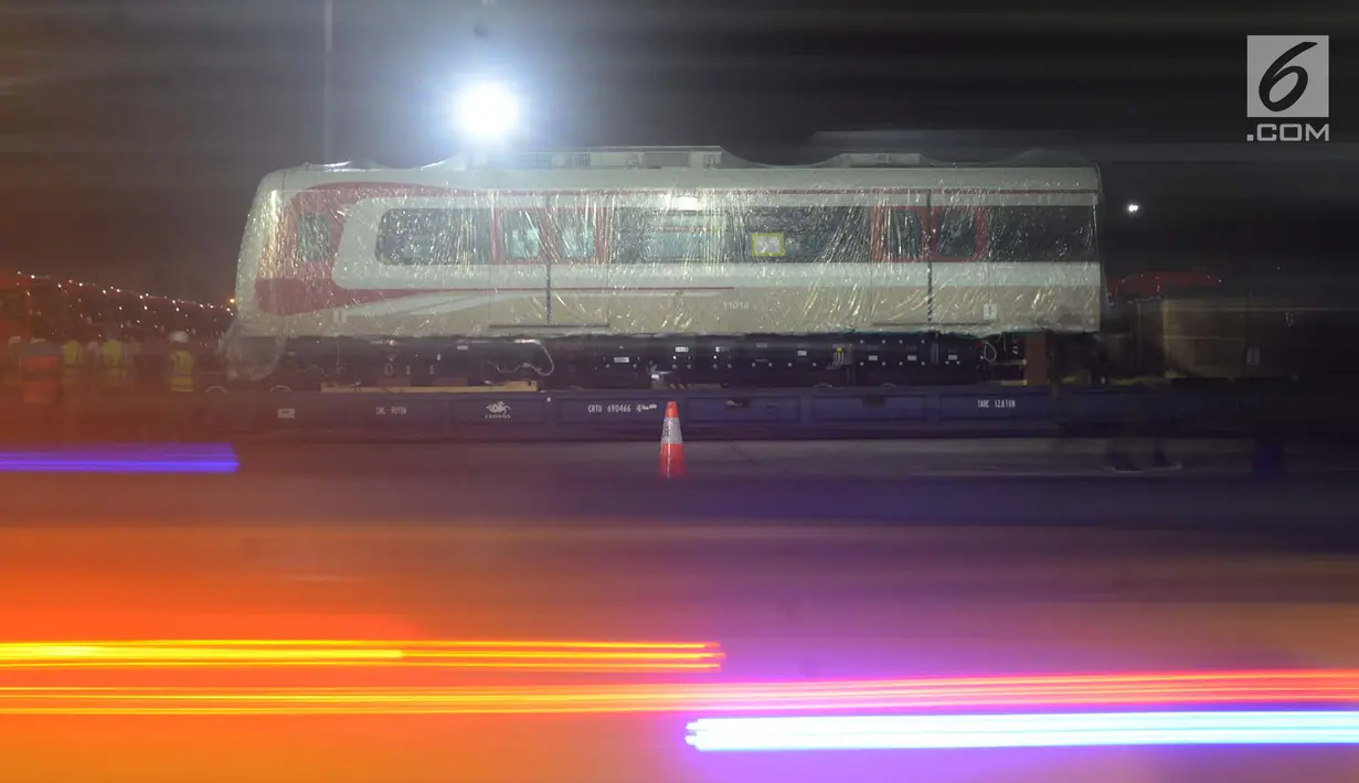 Penampakan LRT yang baru tiba di Pelabuhan Car terminal Tanjung Priok, Jakarta, Jumat (13/4). Dua kereta itu merupakan bagian pertama dari total 16 kereta yang dipesan Jakarta Propertindo. (Merdeka.com/Imam Buhori)