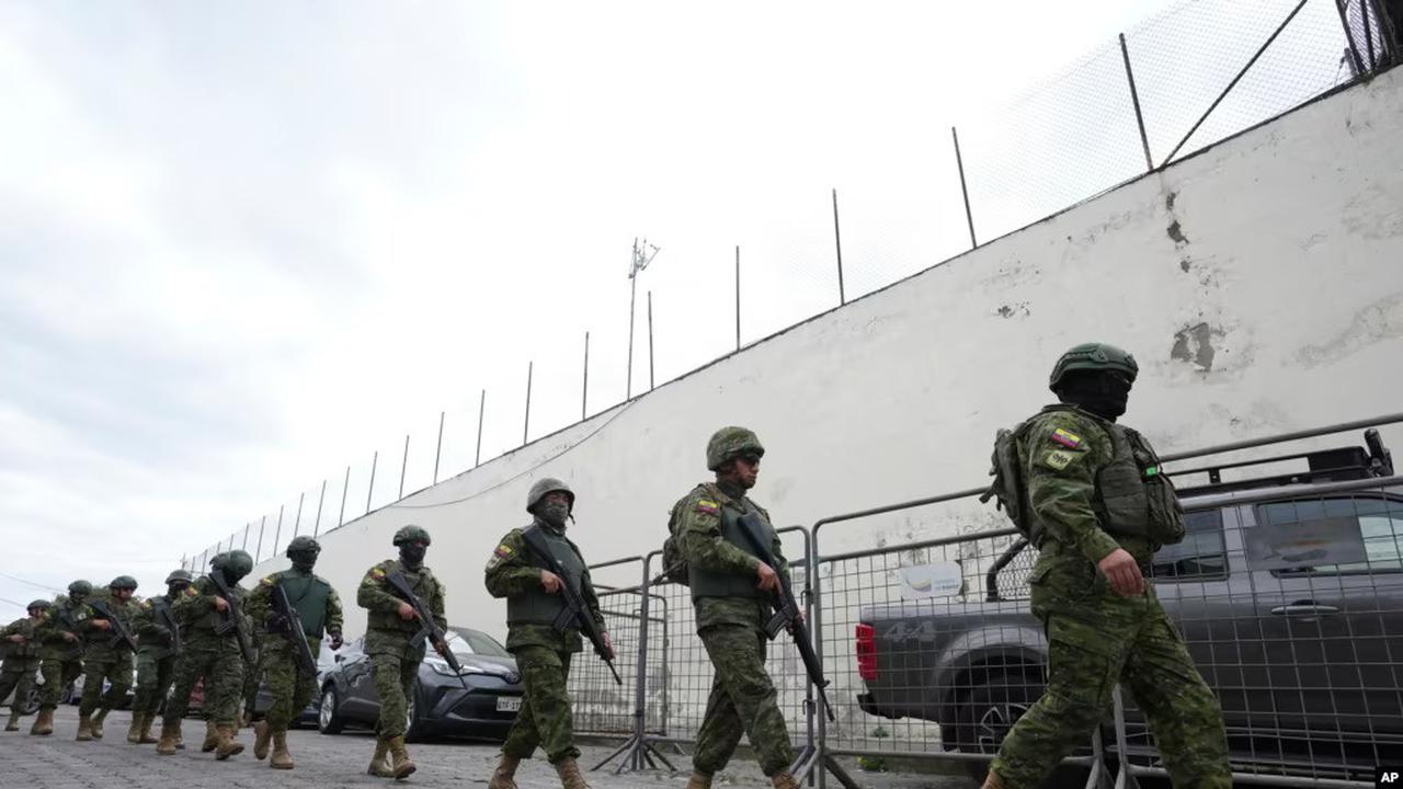 Anggota polisi dan tentara bersiap memasuki penjara El Inca di Quito, Ekuador, untuk meredakan kerusuhan yang terjadi di dalamnya pada 8 Januari 2024. (Foto: AP/Dolores Ochoa)