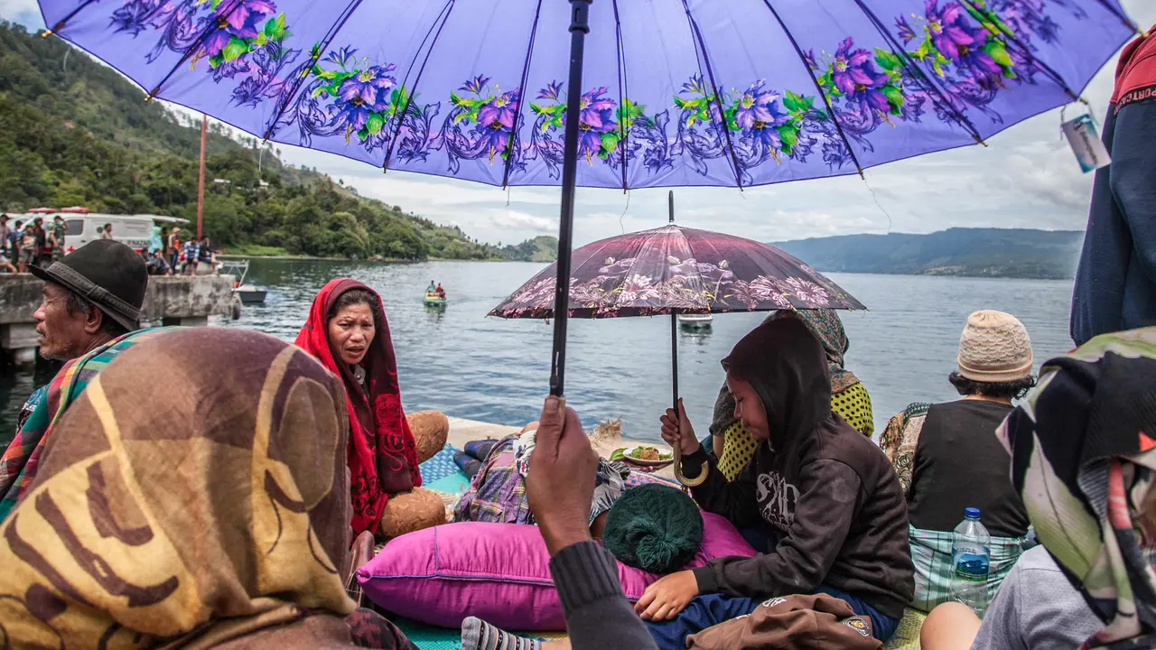 Keluarga Korban Kapal Tenggelam di Danau Toba