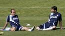 Pemain Real Madrid Ruud Van Nistelrooy (kanan) dan Arjen Robben (kiri) melakukan pemanasan pada sesi latihan di Madrid, Spanyol, Jumat (2/5/2008).(EPA/Juan Carlos Hidalgo)