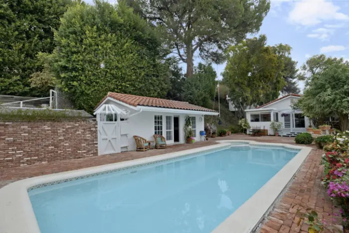 Rumah Miranda Kerr dilengkapi dengan kolam renang. (variety.com)