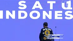 Calon Presiden petahana Joko Widodo kenakan jaket bomber Raw Type Riot (R.T.R) pada acara Festival Satu Indonesia di Istora Senayan, Jakarta, Minggu (10/3). Acara yang dihadiri kaum millenial mengajak pemilih untuk tidak golput. (Liputan6.com/Johan Tallo)