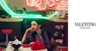 Valentino sambut Tahun Kuda dengan koleksi persembahan Alessandro Michele. Koleksi ini hadir dengan penuh harapan dan semangat baru. [Valentino]