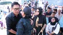 Kepergian Eko DJ untuk selamanya menjadi luka yang mendalam untuk keluarga dan para sahabat. Beri penghormatan terakhir, sejumlah pelawak Indonesia hadir di kediaman mendiang Eko DJ. (Deki Prayoga/Bintang.com)
