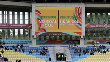 Layar raksasa menunjukkan hasil keputusan wasit yang membatalkan gol pemain Timnas Mali U-17, Ange Martial Tia ke gawang Spanyol U-17 setelah wasit memeriksa Video Assistant Referee (VAR) dan terjadi pelanggaran pada babak penyisihan Grup B Piala Dunia U-17 di Stadion Manahan, Solo, Senin (13/11/2023). (Bola.com/Arief Bagus)