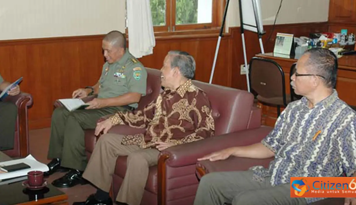 Citizen6, Bandung: PW KKSS Jabar yang beraudiensi dengan Kasdam III/Siliwangi berjumlah delapan orang. (Pengirim: Pendam3)