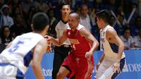 Pebasket Indonesia, Arki Dikania Wisnu (kedua kanan) mencoba melewati kawalan dua pemain Filipina saat berlaga di final SEA Games ke-28 di OCBC Arena Singapore, Senin (15/6/2015). Indonesia kalah 64-72 dari Filipina. (Liputan6.com/Helmi Fithriansyah) 