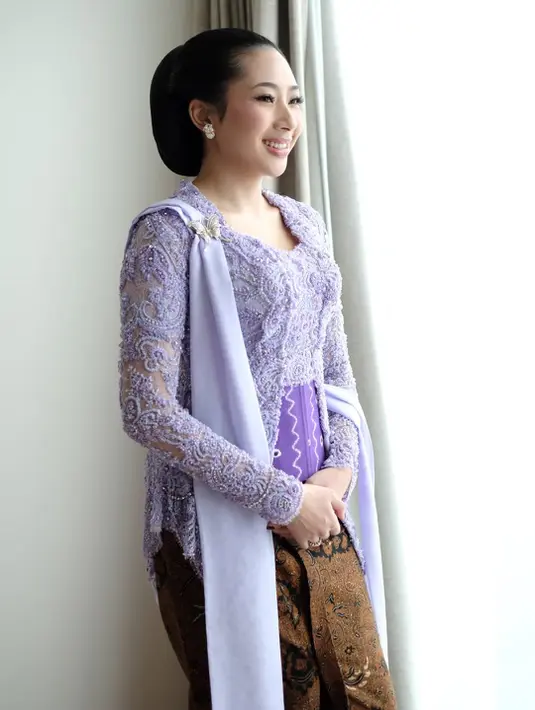 Seluruh tampilan riasannya begitu anggun dengan paduan kebaya ungu yang romantis.  (Foto: Instagram/ @louisedaniellaa)