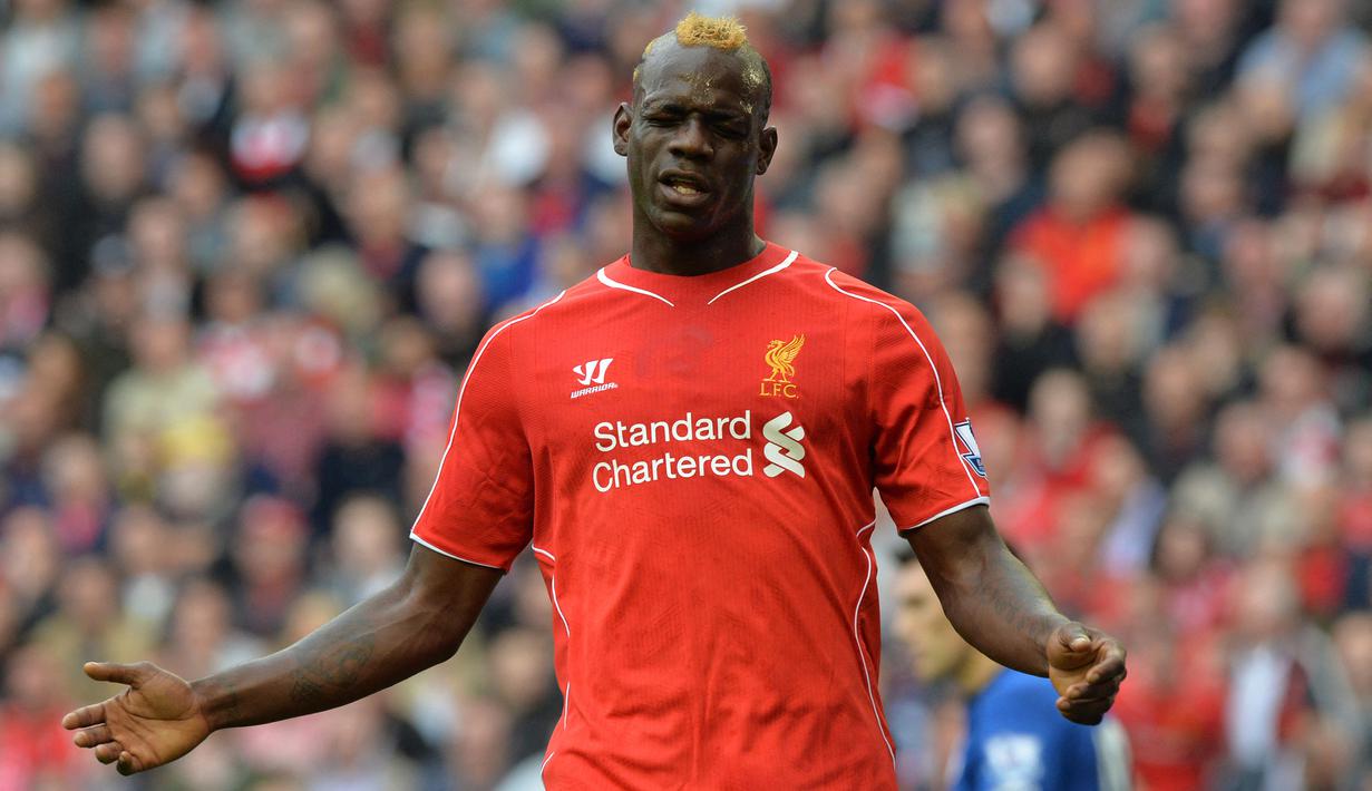 Liverpool mendatangkan Mario Balotelli usai tampil ganas bersama AC Milan. Pemain asal Italia tersebut dibeli dengan harga 20 juta euro pada tahun 2014 untuk menggantikan peran Luis Suarez yang hengkang ke Barcelona. Sayangnya, performa Balotelli menurun drastis dan hanya menyumbang empat gol. Sempat dipulangkan kembali ke AC Milan dengan status pinjaman, ia akhirnya dilepas dengan status bebas transfer menuju OGC Nice pada 2016. (AFP/Paul Ellis)