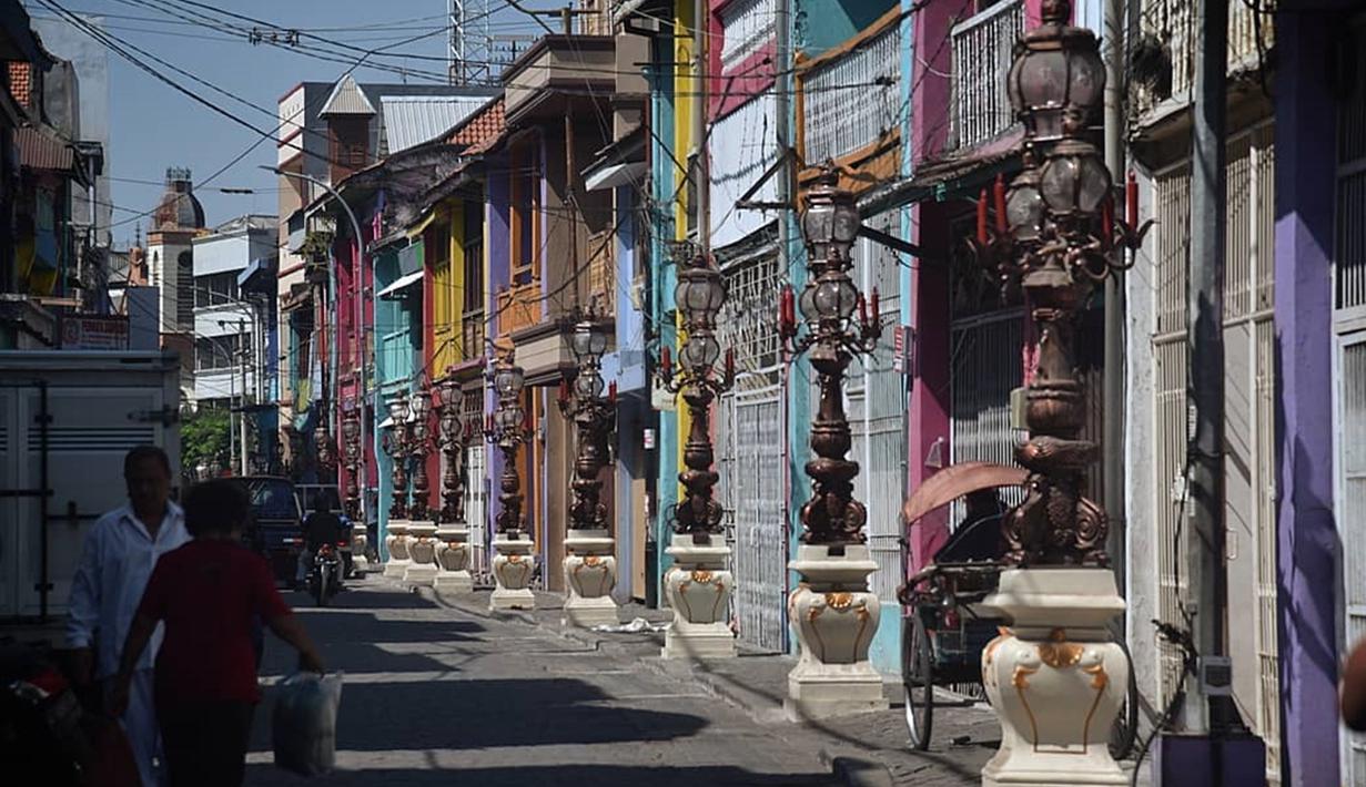 <p>Jalan Panggung dulu dikenal sebagai kawasan tak terawat selama puluhan tahun. Apalagi warga suka membuka pasar ikan di jalan tersebut, sehingga menambah kumuh, becek, dan macet di kawasan tersebut. (Liputan6.com/IG/@surabayasparkling)</p>