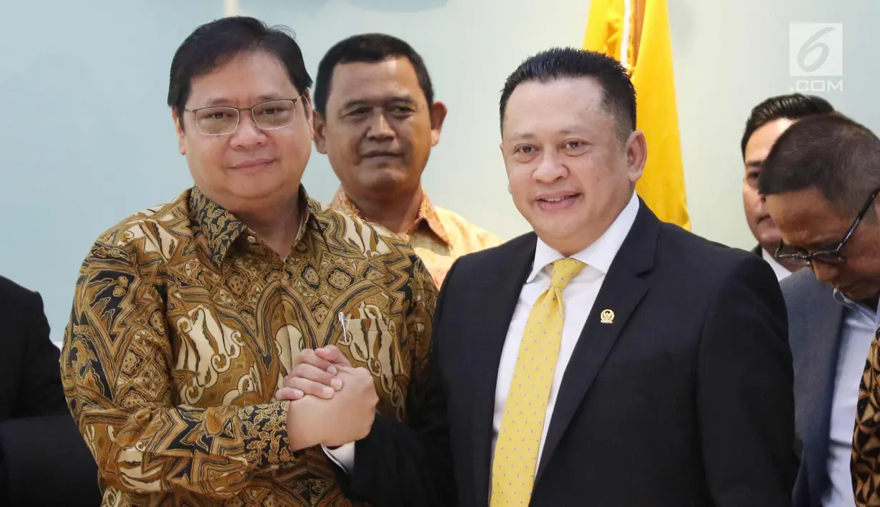 Ketum Partai Golkar Airlangga Hartarto bersalaman dengan Bambang Soesatyo usai memberikan keterangan perihal ketua DPR RI, Jakarta, Senin (15/1). Airlangga resmi mengumumkan Bambang Soesatyo sebagai Ketua DPR. (Liputan6.com/Angga Yuniar)