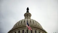 Kubah Gedung Capitol yang merupakan tempat pelantikan presiden terpilih Donald Trump di Washington DC, Kamis (19/1). Donald Trump tinggal menghitung jam untuk menduduki kursi kepresidenan di Gedung Putih menggantikan Barack Obama. (AFP PHOTO/Mandel NGAN)