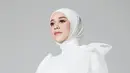 Potret sederhana namun memesona ala Lesti Kejora saat lakoni maternity shoot. Ia mengenakan dress putih polos yang super cantik, dipadu hijab yang juga putih. Pesonanya berhasil pancarkan aura cantik luar biasa. [Foto: Instagram/lestikejora]
