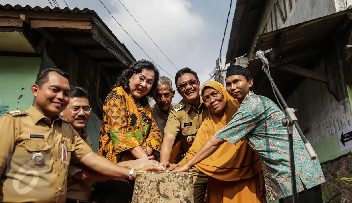 Wakil Gubernur DKI Jakarta, Djarot Saiful bersama staf dan warga setempat saat meresmikan program bedah rumah di Cilincing, Jakarta, Senin (17/4). (Liputan6.com/Faizal Fanani)