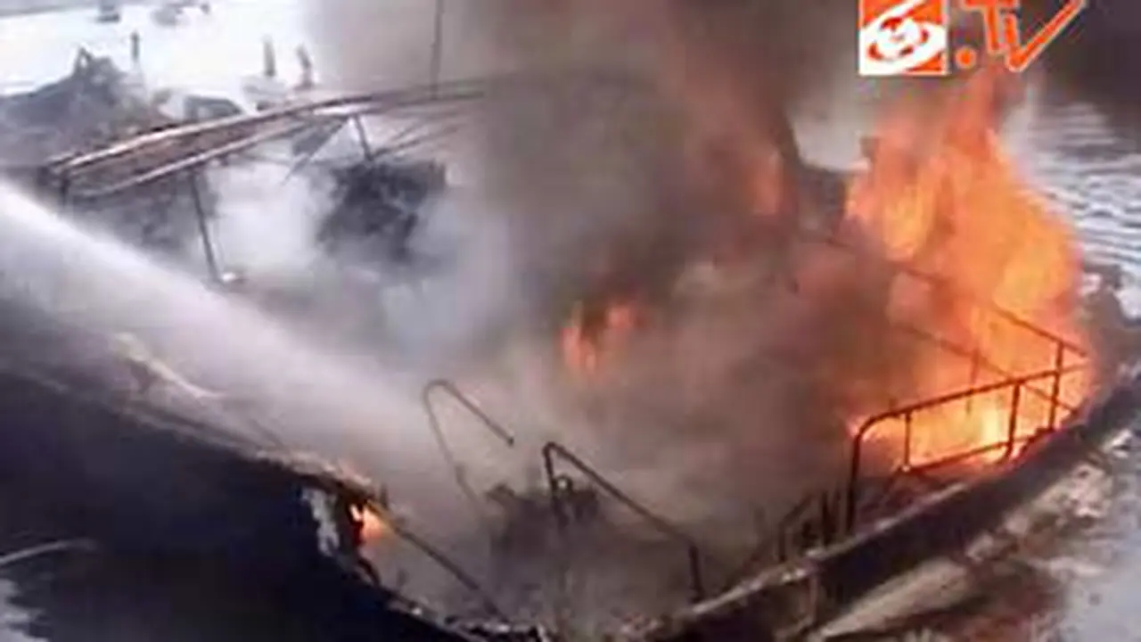 120419dkapal-terbakar.jpg
