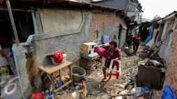 Sejumlah warga saat mengevakuasi barang-barang milik mereka di kawasan Kebon Kosong, Jakarta, Senin (15/6/2015). Pembongkaran tersebut dilakukan untuk membenahi wilayahnya agar aktivitas pedagang kaki lima (PKL) lebih tertata. (Liputan6.com/Faizal Fanani)