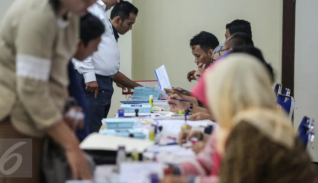 Sejumlah petugas sibuk melayani para calon peserta yang melakukan pendaftaran ujian profesi Perhimpunan Advokat Indonesia (Peradi) gelombang kedua di di Gedung Serbaguna Senayan, Jakarta, Senin (14/9/2015). (Liputan6.com/Faizal Fanani)