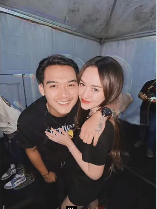 Lantaran dikabarkan dekat dengan Happy Asmara, netizen mengkulik sosok Gilga Sahid hingga mantan pacarnya. Berawal dari menjadi penyanyi kafe, Gilga Sahid kini sudah sampai ke panggung besar. Gilga Sahid merupakan lulusan MAN 2 Madiun yang sangat mencintai dunia musik. Setelah lulus sekolah, Gilga bersama dua rekannya, Indra Setiawan dan Sufyan Baihaqi, membentuk band bernama GildCoustic. (Liputan6.com/IG/@gilgahappy)