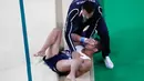 Atlet senam artistik Prancis, Samir Ait Said dibantu tim medis menutup matanya saat tergeletak di lantai dengan posisi kaki patah saat berlaga di Olimpiade Rio 2016 di Rio Olympic Arena, Brasil, Minggu (7/8). (REUTERS/Damir Sagolj)