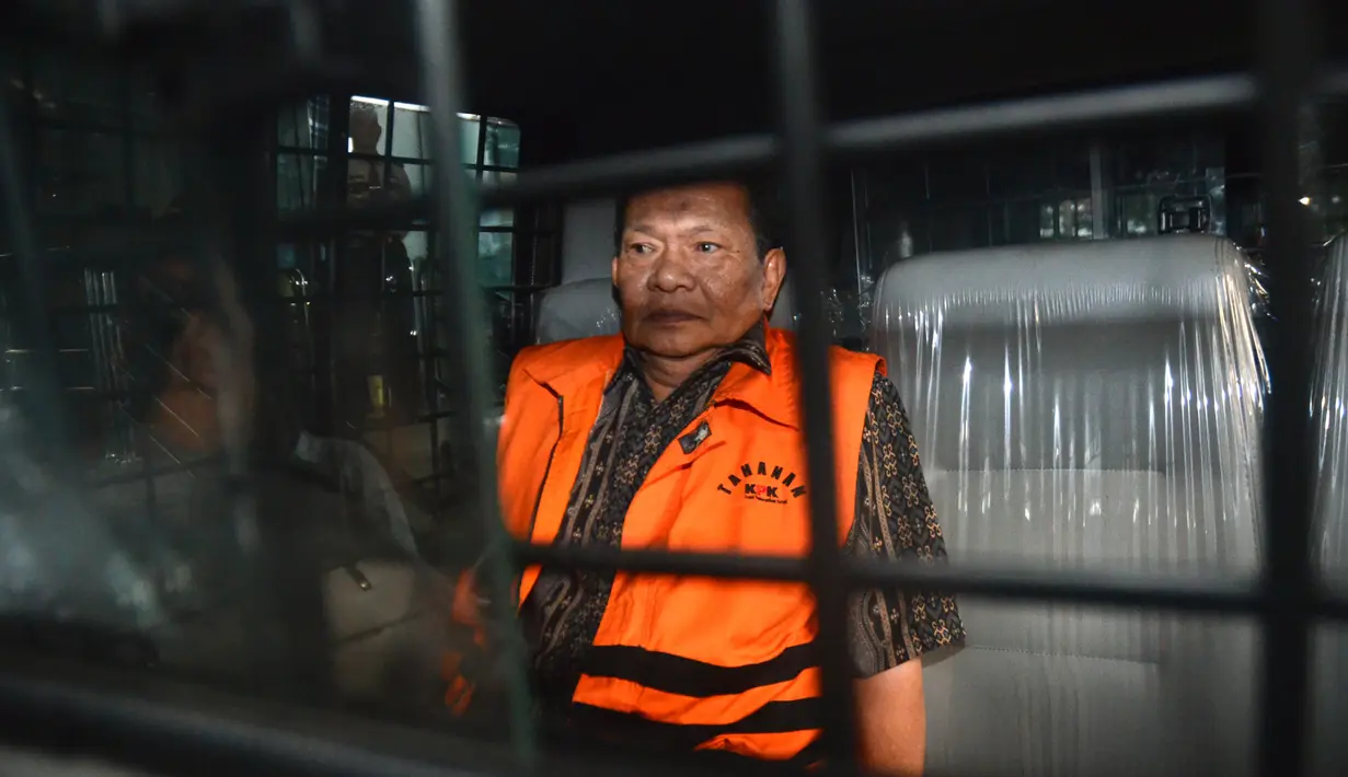 Usai Diperiksa, KPK langsung menahan mantan hakim Pengadilan Tipikor Bandung, Ramlan Comel, Jakarta, Kamis (14/8/2014) (Liputan6.com/Miftahul Hayat)
