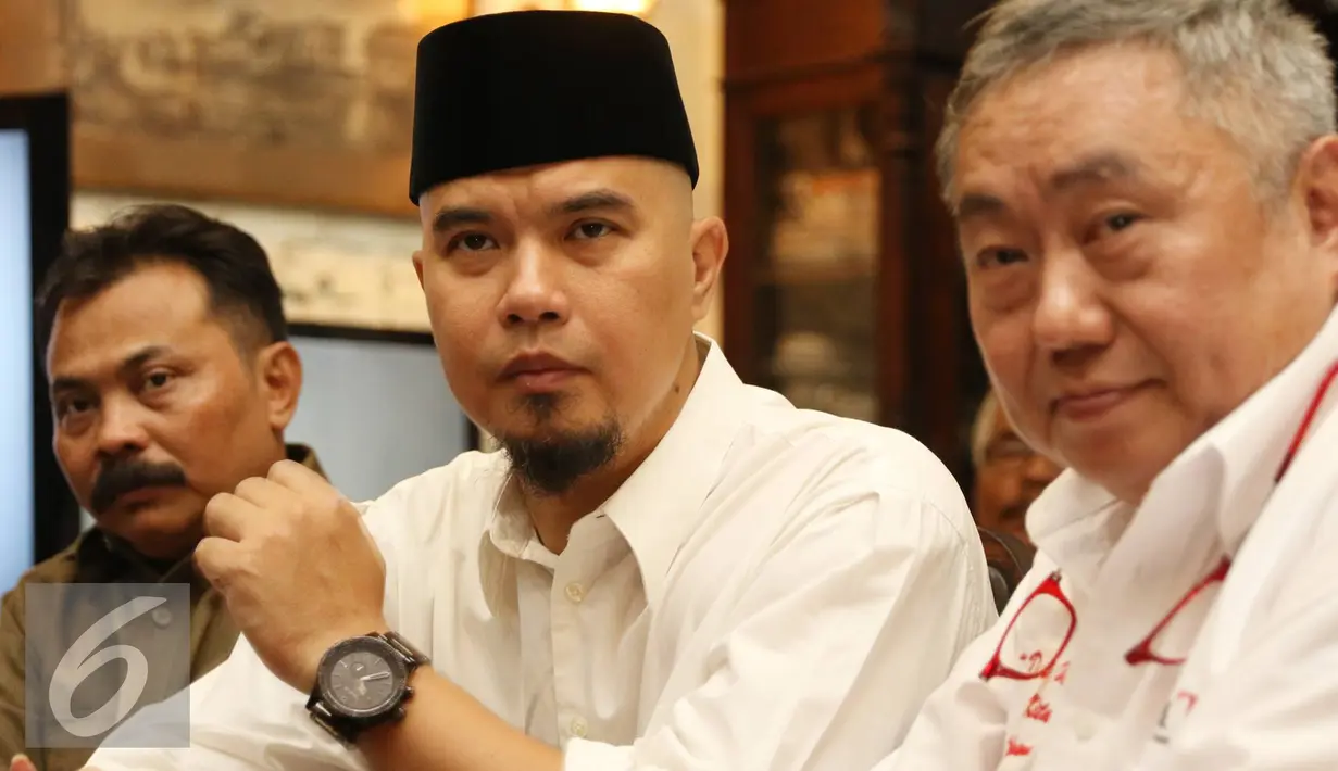 Ahmad Dhani menyimak pertanyaan wartawan saat mendeklarasikan dukungan kepada Rizal Ramli untuk maju di Pilkada DKI Jakarta 2017 bersama Gerakan Orang Kita, Jakarta, Jumat (5/8). (Liputan6.com/Immanuel Antonius)