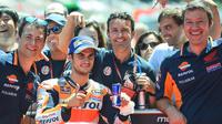 Pemalap Repsol Honda Team, Dani Pedrosa  saat bersama timnya usai balapan, Dani meraih Pole pada sesi kualifikasi MotoGP Catalunya di Circuit de Catalunya, Montmelo, (10/6/2017). (AFP/Josep Lago)