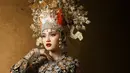 Syifa Hadju tampil menawan berbalut kebaya merah penuh payet emas dan alumbu dari Studio Boh [@syifahadju]