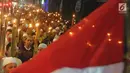 Bendera merah putih berkibar saat ratusan umat Islam dari bebagai elemen menggelar pawai obor di Empang, Bogor, Jawa Barat, Senin (14/5). (Merdeka.com/Arie Basuki)