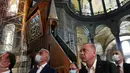 Presiden Turki Recep Tayyip Erdogan (kanan) dan sejumlah pejabat mengunjungi Hagia Sophia di distrik bersejarah Sultanahmet, Istanbul, Minggu (19/7/2020). Erdogan melakukan kunjungan mendadak ke Hagia Sophia, beberapa pekan setelah berubah menjadi masjid. (Turkish Presidency via AP, Pool)