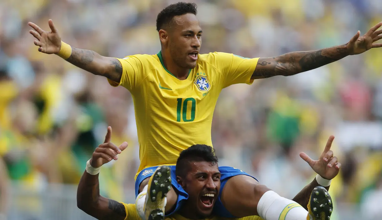 Striker Brasil, Neymar, digendong rekannya Paulinho merayakan gol ke gawang Meksiko pada babak 16 besar Piala Dunia di Samara Arena, Samara, Senin (2/6/2018). Brasil menang 2-0 atas Meksiko. (AP/Frank Augstein)