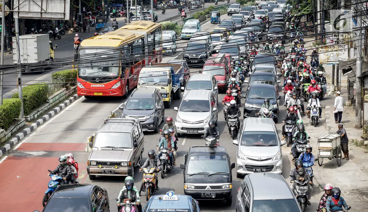 Bus Transjakarta melintas saat sejumlah kendaraan terjebak kemacetan di kawasan Terminal Kampung Melayu menuju Jatinegara, Jakarta, Kamis (25/5). Kemacetan itu imbas banyaknya warga yang mendatangi lokasi bom Kampung Melayu. (Liputan6.com/Faizal Fanani)