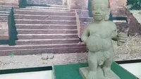 Sosok arca Dwarapala yang kini tersimpan di Museum Percandian Muarajambi. Arca Dwarapala yang ditemukan di komplek Percandian Muarajambi memiliki wajah jenaka. (Liputan6.com/Gresi Plasmanto)
