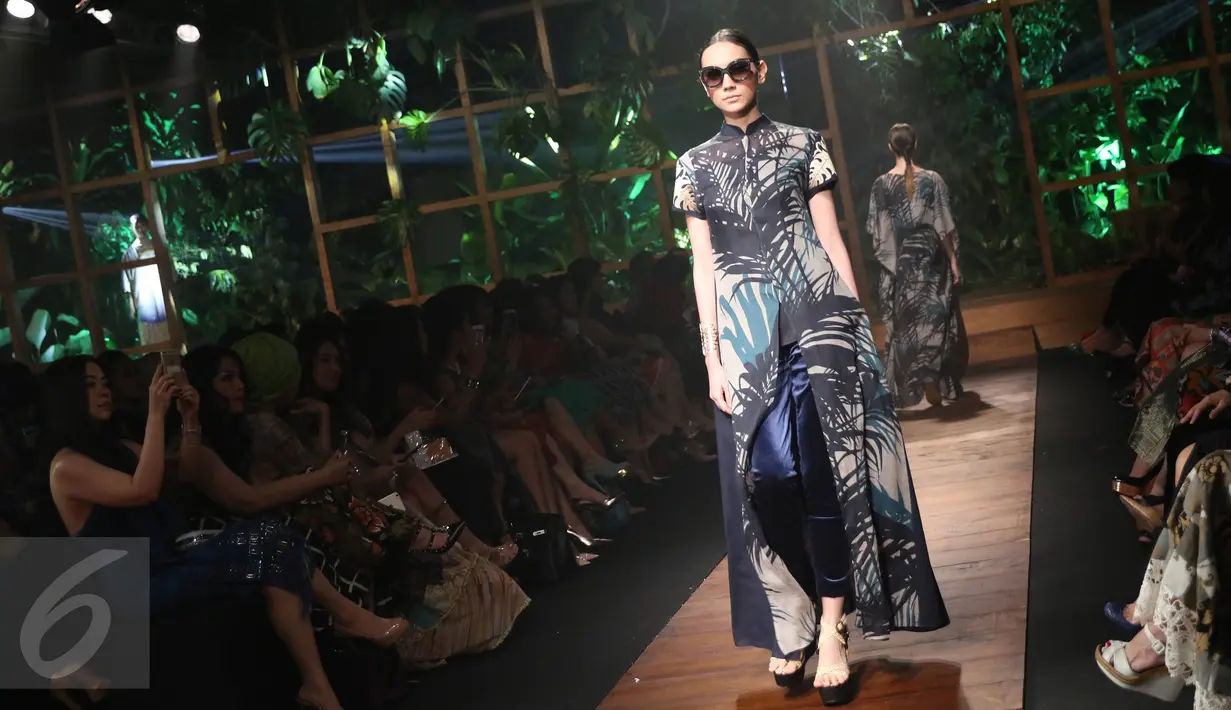 Seorang model mengenakan busana karya desainer Denny Wirawan dalam peragaan busana di Jakarta, Rabu (26/5). Dalam kesempatan itu, 50 outfit dikemas dalam potongan-potongan manis, seperti kaftan, jumpsuit, outer dan gaun. (Liputan6.com/Immanuel Antonius)