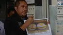 Petugas menjelaskan keaslian telur di Pasar Johar Baru, Jakarta, Selasa (27/3). Sebelumnya, viral di media sosial video telur palsu berada di pasar tersebut. Namun, setelah diuji sampel, telur tersebut memiliki kualitas bagus. (Merdeka.com/Imam Buhori)