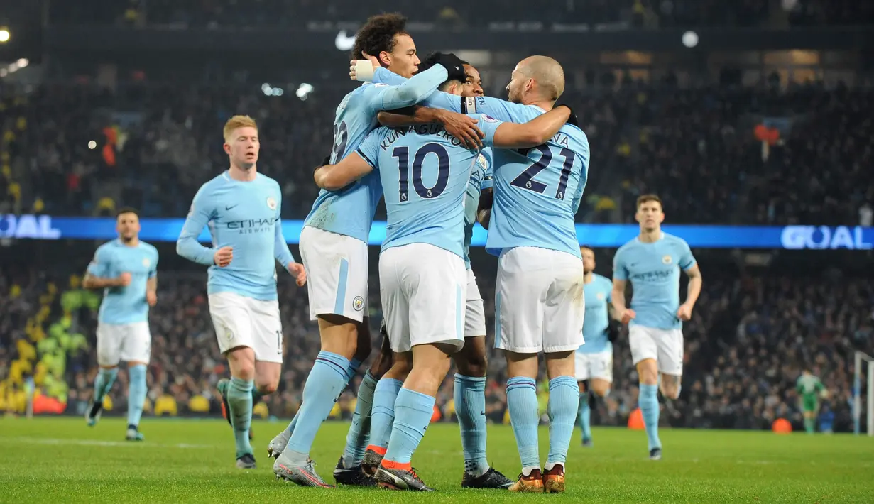 Pemain Manchester City merayakan gol Sergio Aguero ke gawang Newcastle United pada pertandingan pekan ke-24 Premier League di Etihad Stadium, Minggu (21/1). Hat-trick Aguero memastikan Manchester City menang 3-1 atas Newcastle United. (AP/Rui Vieira)