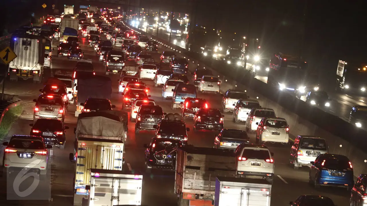 20160701-Volume Kendaraan di Gerbang Tol Cikarang Utama Naik 50 Persen-Jawa Barat