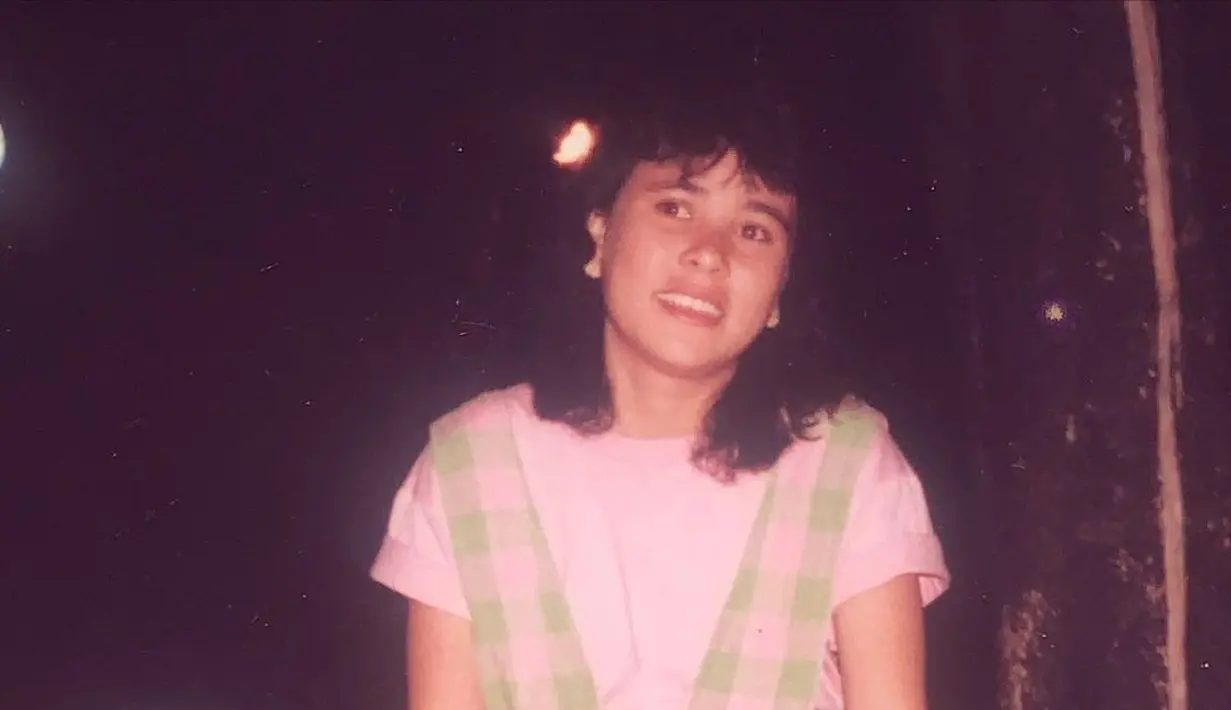 Prilly bagikan potret masa muda sang ibu yang disebut mirip dengannya. (Sumber: Instagram/@prillylatuconsina96)