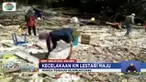 Warga Pulau Selayar, mengais barang-barang korban KM Lestari Maju yang terbawa ke pinggir pantai.