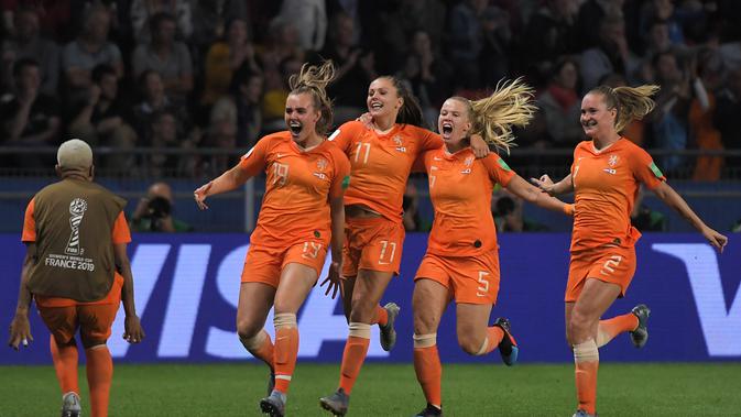 Para pemain Belanda merayakan keberhasilan menembus perempat final Piala Dunia Wanita 2019. (AFP/Loic Venance)