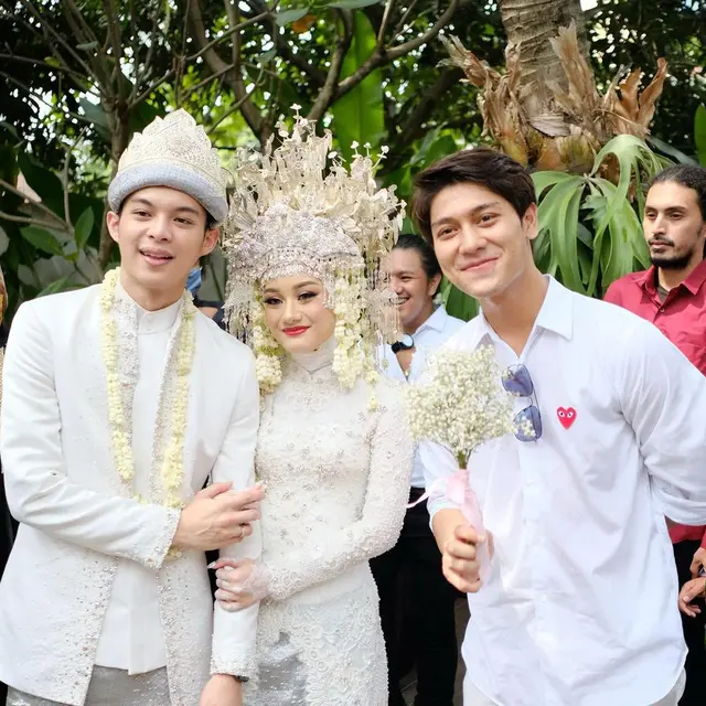 6 Artis Ini Pernah Dapat Buket Bunga dari Pengantin, Fuji Didoakan Menyusul