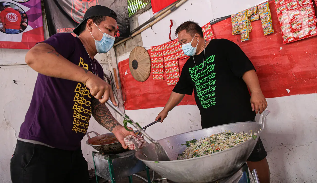 Relawan memasak makanan di dapur umum peduli COVID-19 di kawasan Karet Semanggi, Jakarta, Selasa (13/7/2021). Warga Karet Semanggi mendirikan dapur umum untuk membantu mereka yang sedang isolasi mandiri dan terdampak kebijakan PPKM Darurat. (Liputan6.com/Faizal Fanani)
