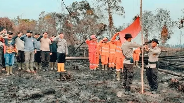 7 Potret Relawan Pemadam kebakaran Hutan dan Lahan Ini Bikin Haru