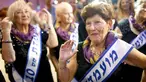 Salah satu kontestan, Carmela Ben Yehuda (89 tahun) sedang menari saat mengikuti kontes kecantikan di Kota Haifa, Israel (30/10). Kontes tahunan ini digelar untuk menghormati mereka yang selamat dari genosida Holocaust. (Reuters/Amir Cohen)
