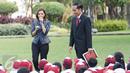 Presiden Joko Widodo didampingi Najwa Shihab saat mendongeng didepan puluhan pelajar di halaman tengah Istana, Jakarta, Rabu (17/5). (Liputan6.com/Angga Yuniar)