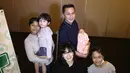 Pasangan selebritis Ussy Sulistiawaty dan Andhika Pratama berpose bersama keluarga kecilnya usai menggelar konferensi pers kelahiran anak ke-4 mereka di RS Pondok Indah, Jakarta, Senin (6/3). (Liputan6.com/Herman Zakharia)