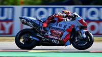 Pembalap Gresini Racing MotoGP beraksi di atas Ducati Desmosedici GP21. (ist)