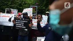 Aksi damai untuk mendukung muslimah India di depan Kedutaan Besar India, Jakarta, Selasa (22/2/2022). Aksi ini merupakan dukungan dan pembelaan kepada pelajar dan mahasiswa muslim di India terkait pelarangan menggunakan hijab dan persekusi. (merdeka.com/Imam Buhori)
