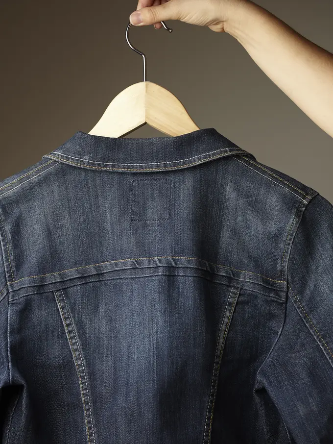 Tips Merawat Jaket Denim Agar Tidak Gampang Pudar dan Tahan Lama (photo by freepik.com)